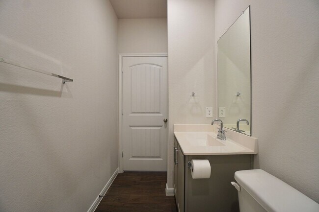 Building Photo - 115 Bethpage Dr
