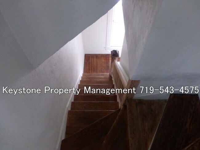 Building Photo - $775 – Charming Victorian 1 Bed Apartment | Hardwood Floors + W/D