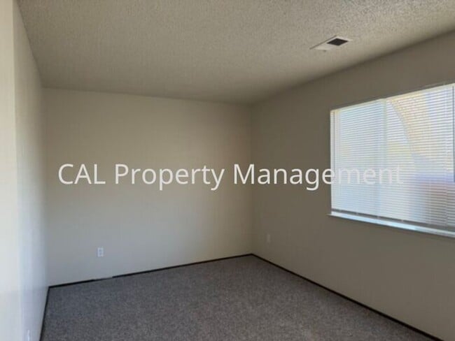 Building Photo - Northgate Village Condo 2 Bed/1 Bath!