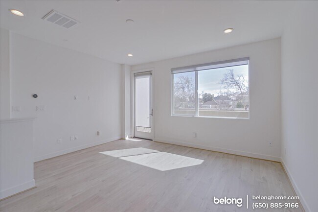 Building Photo - 105 Uptown Cir