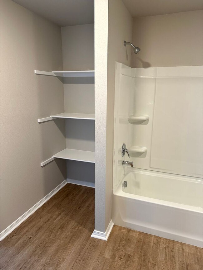 Building Photo - *Pre-leasing* Three Bedroom | Two Bath Hom...