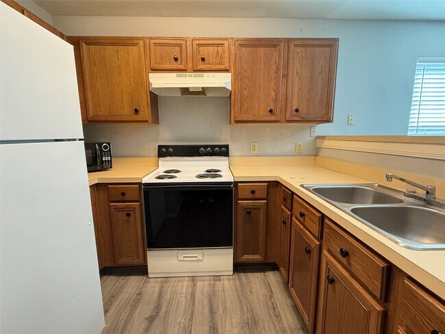 Building Photo - 304 Dell Ct