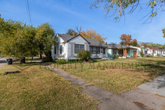 Building Photo - 1701 N Floberta Rd