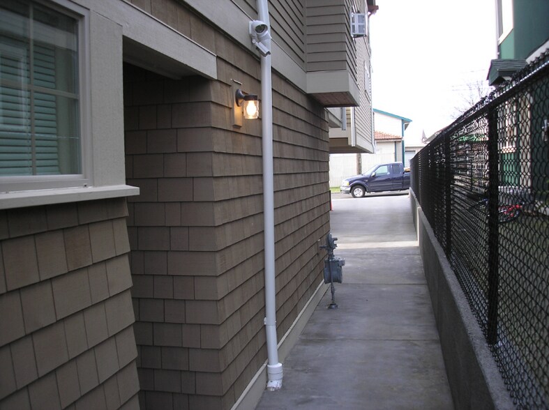 Building Photo - 532 24th Ave S
