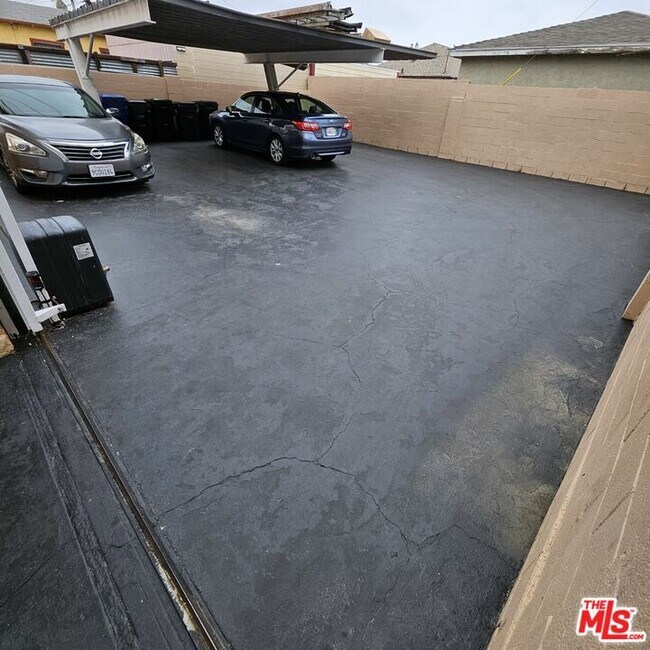 Building Photo - 1211 W 85th St
