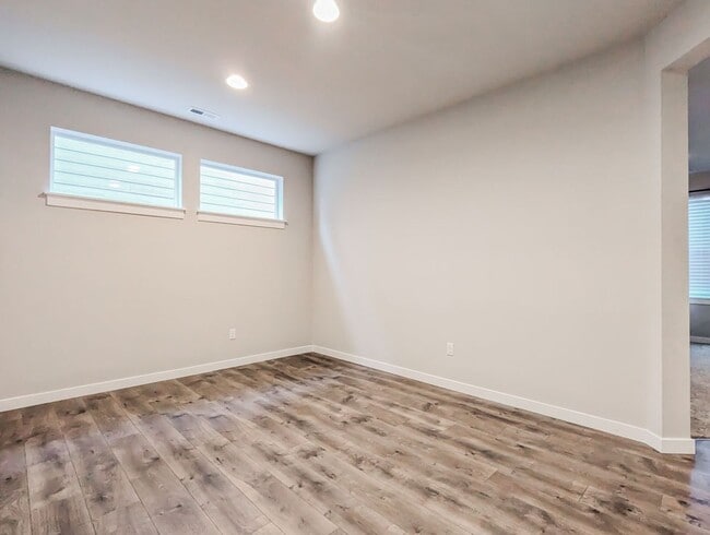 Building Photo - **Move-In Special** Stunning 5 bed, 2.5 ba...