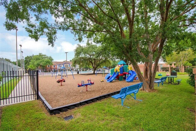 Building Photo - Newly Renovated 4 bed, 2.5 bath Townhome i...