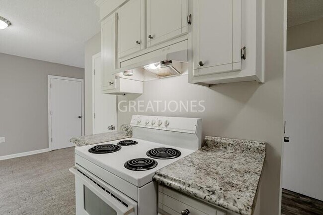 Building Photo - 968 Crestline Dr