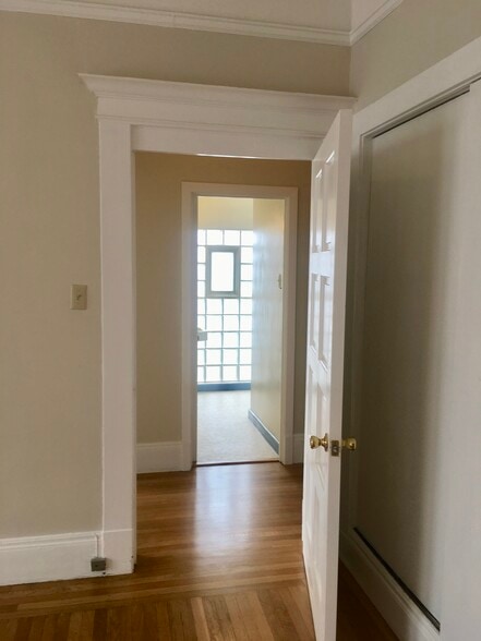 Bathroom - 531 Belvedere St