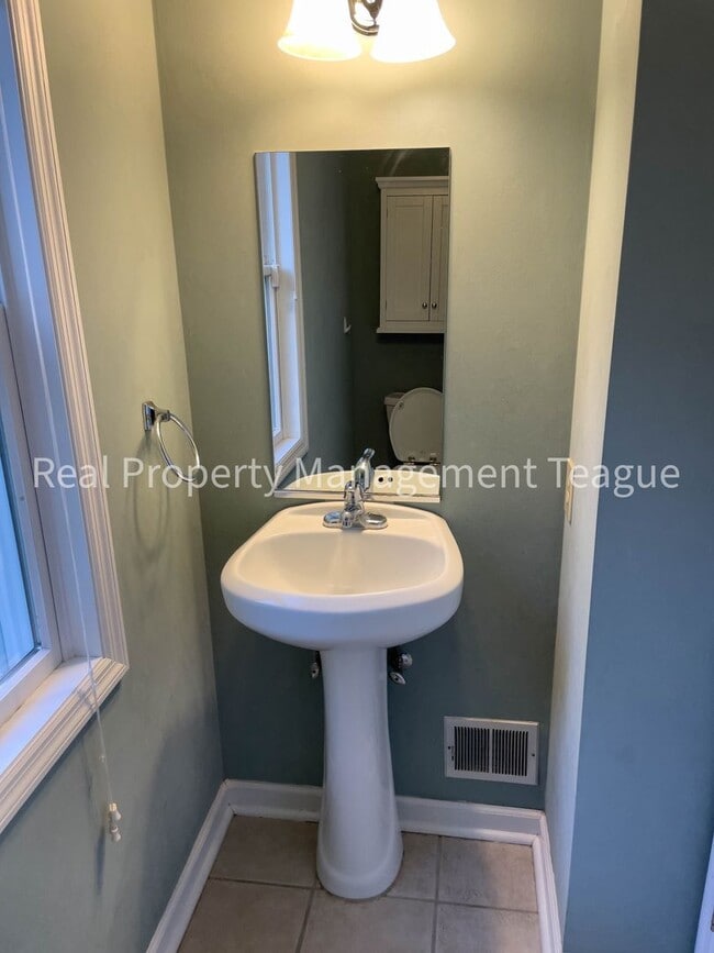 Building Photo - Beautiful Single Family Home