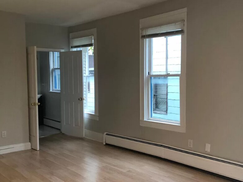 Building Photo - 313 Rutger St