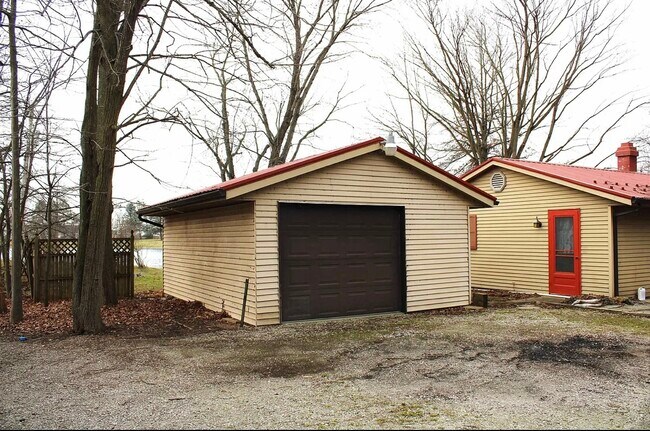 Detached garage - 15601 Bull Rapids Rd