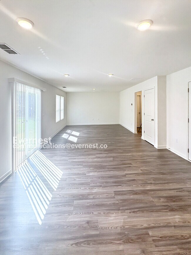 Building Photo - 107 Douglas Fir Dr