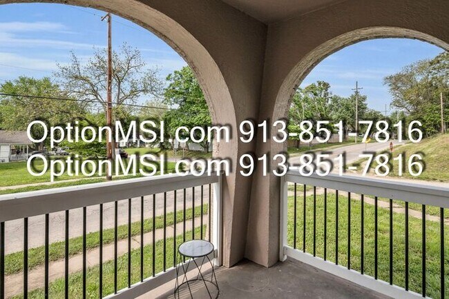 Building Photo - Easy access to Parallel Parkway and highways.