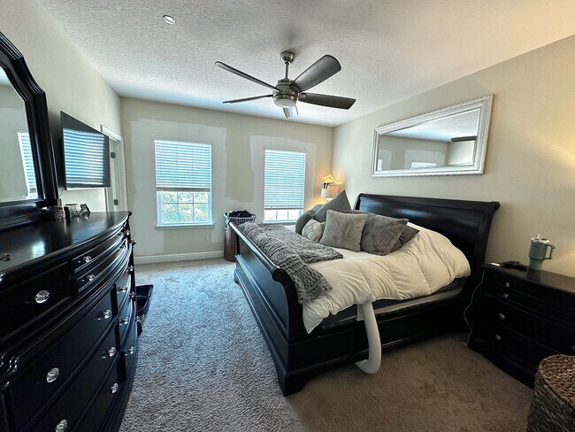 Master bedroom - 1220 Lobelia Dr