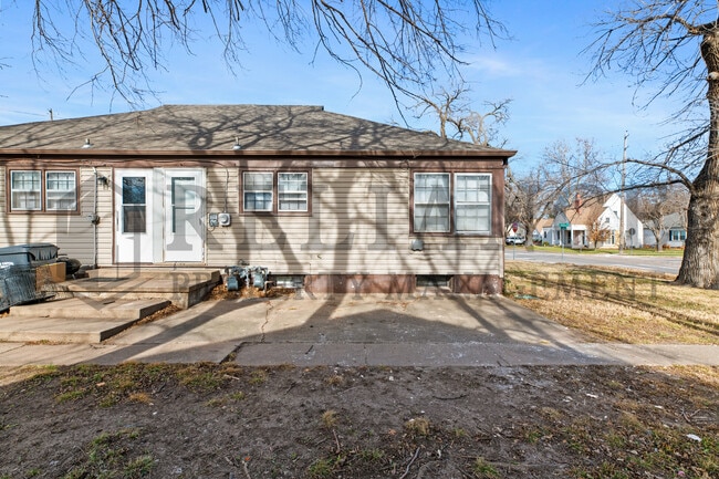 Building Photo - 1125 W 16th St N