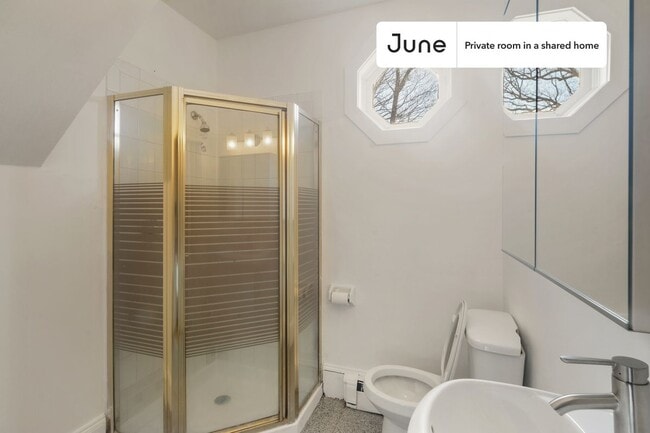 Building Photo - Room in Shared 6 bed/2 bath home