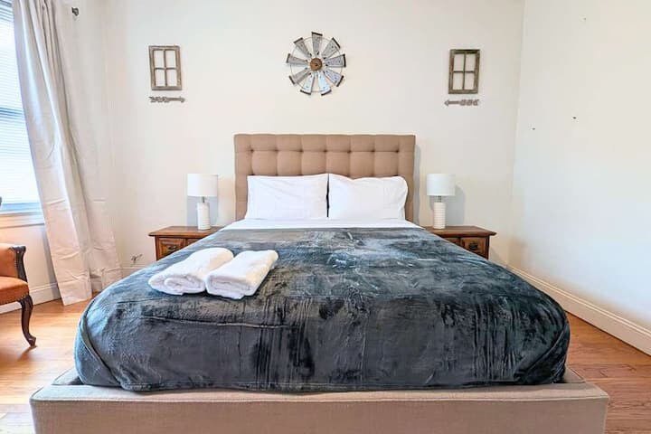 Building Photo - 108 Gotthart St