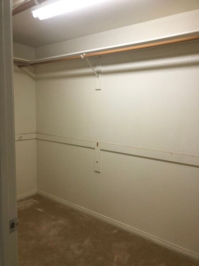 Building Photo - 3 bedroom 2 bathroom Home in Silver Lakes!...