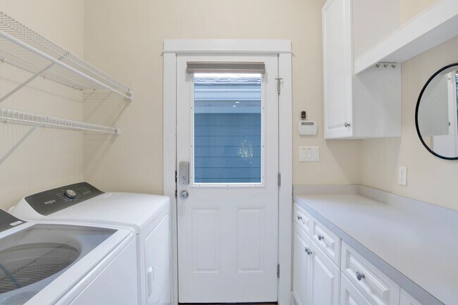 Building Photo - Sprawling Pensacola home close to NAS Pens...
