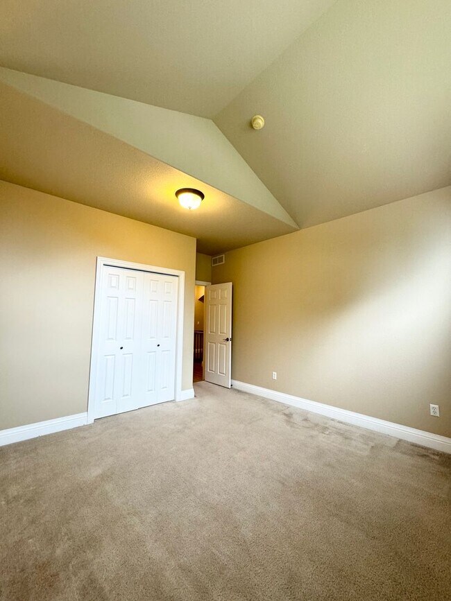 Building Photo - Stunning Executive 4 Bedroom 2 Bath Home in Northwest Loveland - 3-Car Garage!