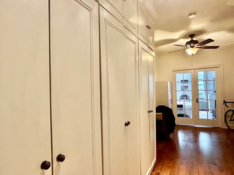 Building Photo - 516 E 84th St