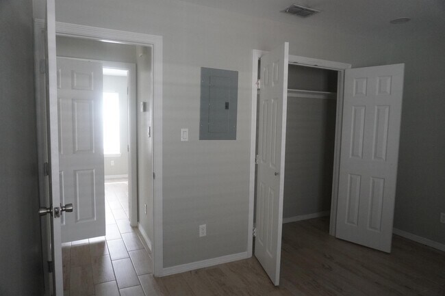 Building Photo - 2802 W Primrose Ave