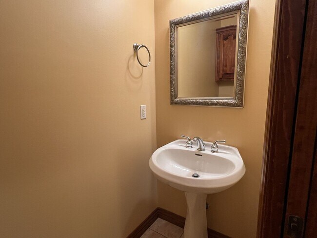 Building Photo - Spacious Family Home in Republic