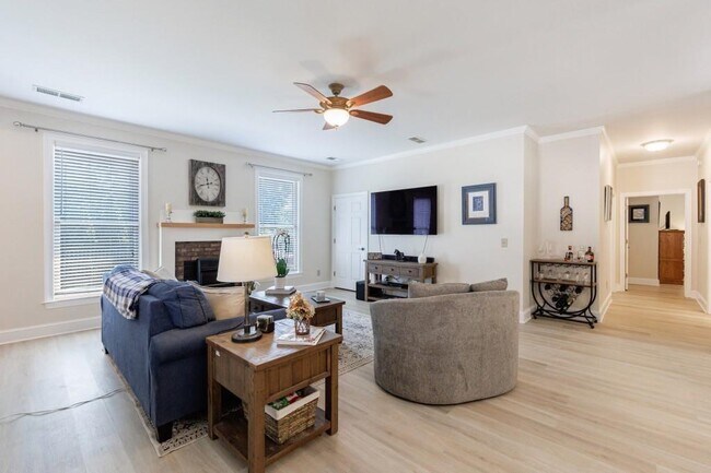 Building Photo - 390 Alpine Dr