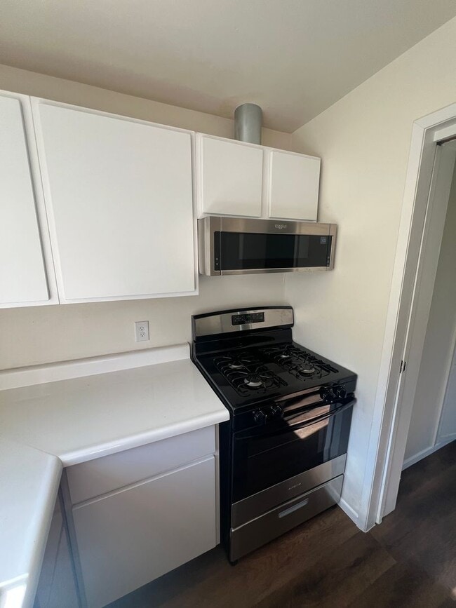 Building Photo - Charming back Studio