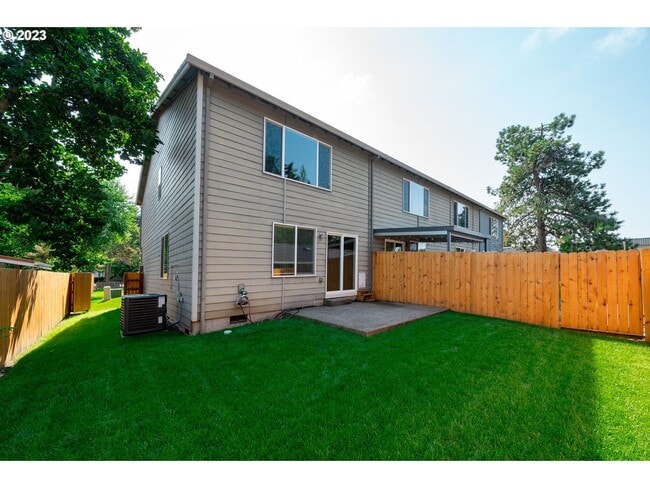 Building Photo - Stunning townhouse in Canby- 3 bed / 2.5 b...