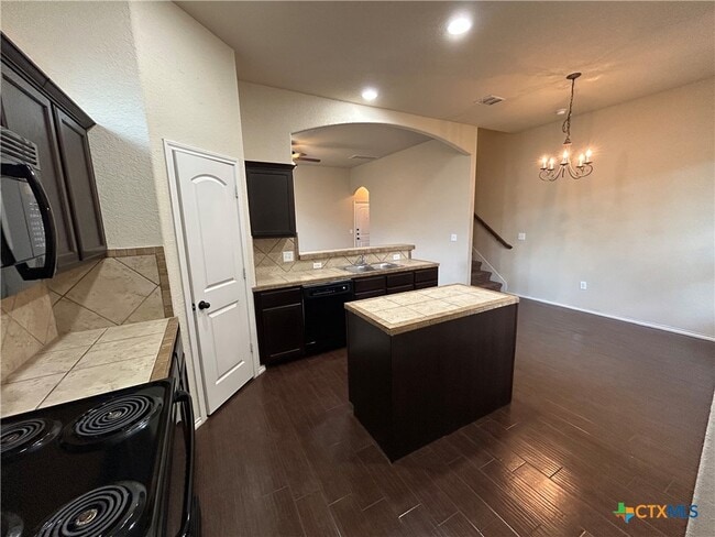 Building Photo - 665 Creekside Cir