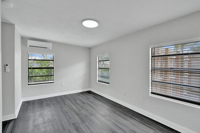 Building Photo - 234 NE 14th Ave