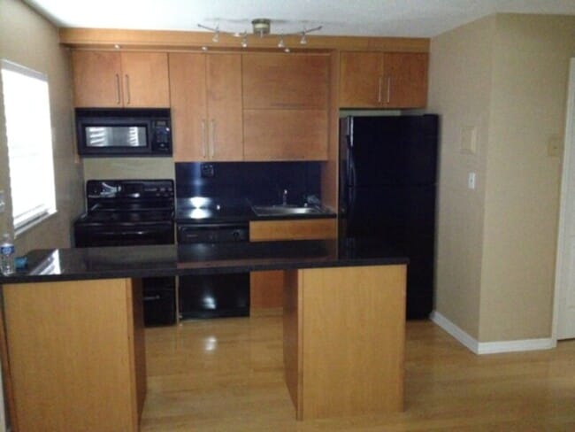 Building Photo - 1 bed 1 bath condo 2nd floor