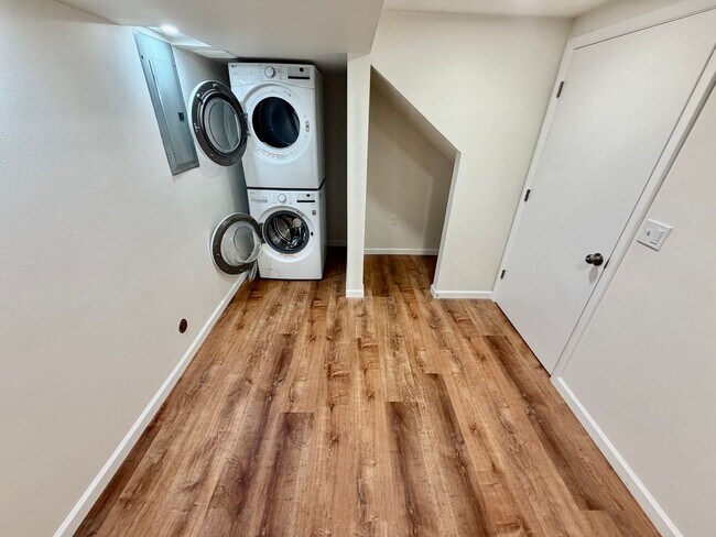 Building Photo - Spacious, Remodeled 5bd/3bath Cherry Park Home with Large Fenced Garden and Finished Basement