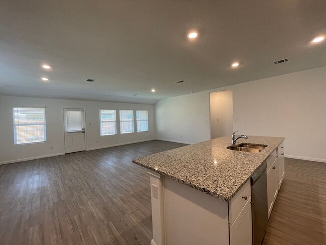 Building Photo - Luxury Vinyl Plank (No Carpet) /  Fridge I...
