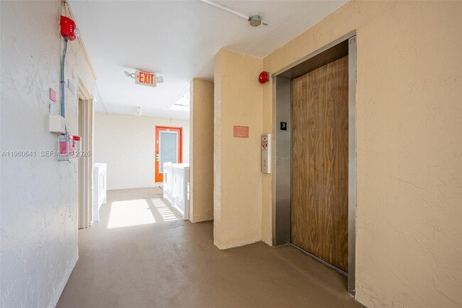 Building Photo - 3581 Inverrary Dr