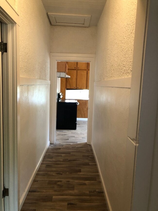 Building Photo - Enjoy The River Breeze On The Front Porch