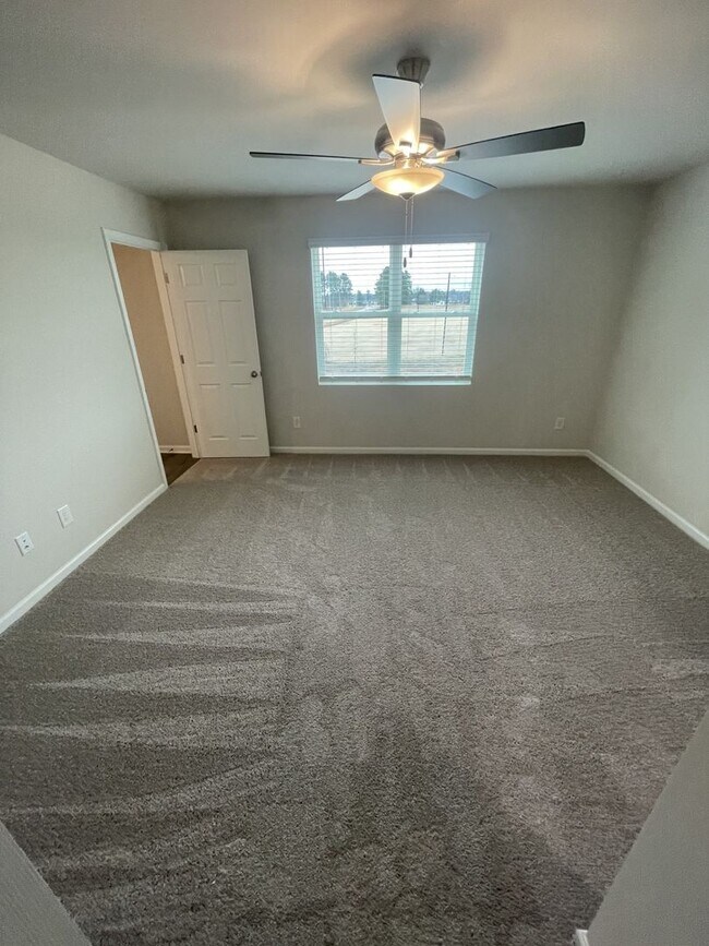 Building Photo - 3 bd 2.5 ba townhome
