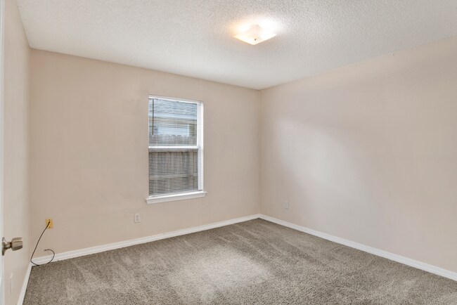 Building Photo - 3 bed 2 bath home off Olive Rd