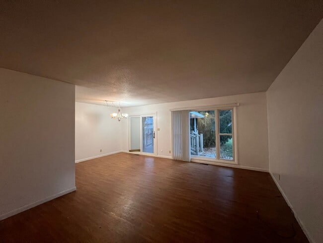 Building Photo - 3 Bedroom 2 Full Bath and a Short Walk to ...