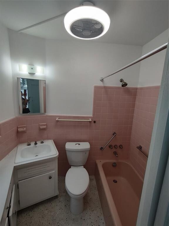 Building Photo - 2727 Yacht Club Blvd