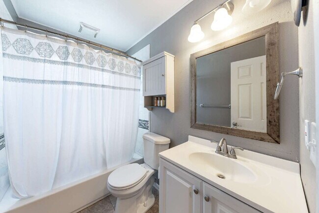Building Photo - Charming 3-Bedroom Home with 2 Full Baths ...