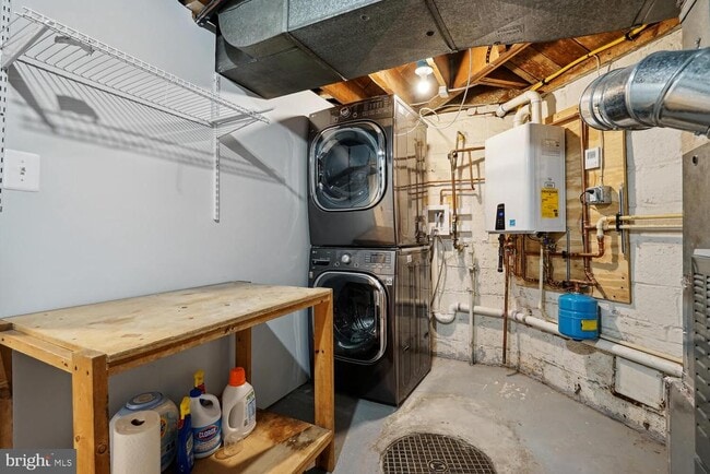 Building Photo - 313 E Mason Ave