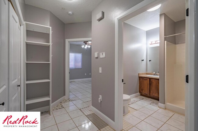 Building Photo - Lovely 2 Bedroom Condo. Pet Friendly!
