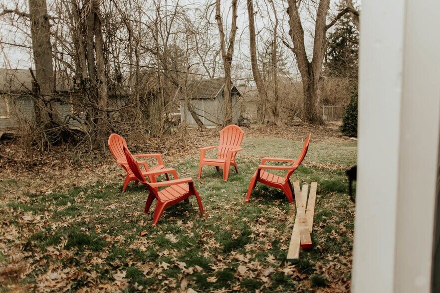 Building Photo - 909 S Mitchell St