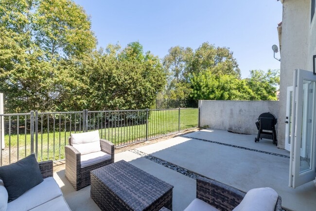 Building Photo - Bright spacious 3 bedroom 2 bath home in c...