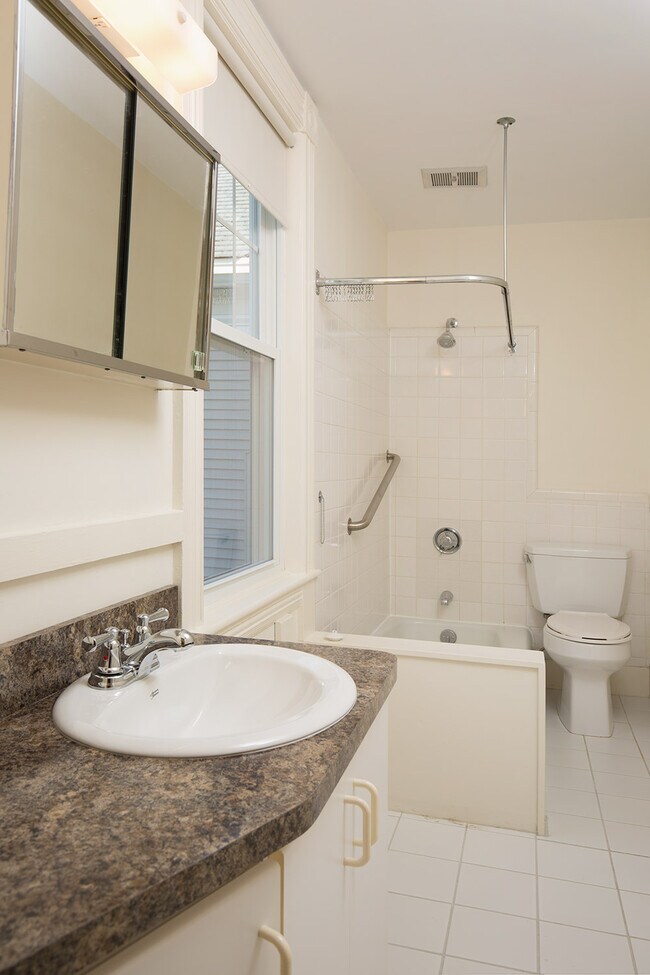 Building Photo - 352 Thoreau St