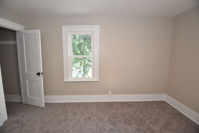 Building Photo - Near Notre Dame  2 Story 3 bedroom with 2 car garage