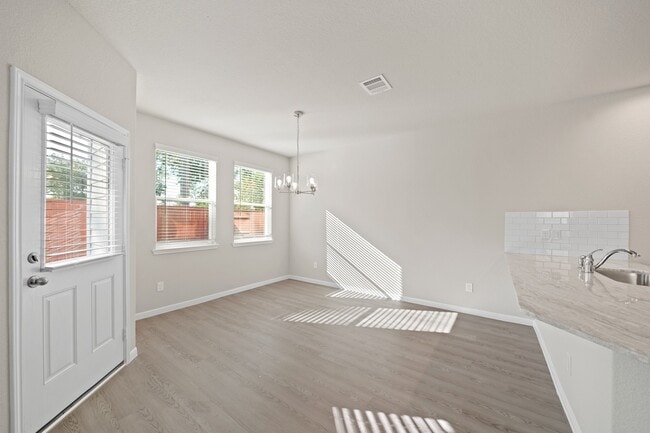 Building Photo - 819 Red Oakland Dr